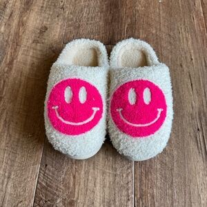 Happy days Cozy White Slippers with Pink Smiley Face youth girls size 1- 2